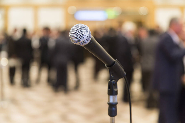 Микрофон для выступления на стенде в помещении для проведения мероприятий
 - Фото, изображение