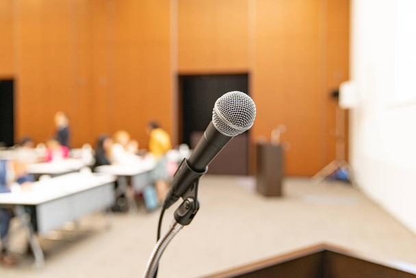 Microphone pour le discours sur un stand dans un lieu d'événement intérieur
 - Photo, image