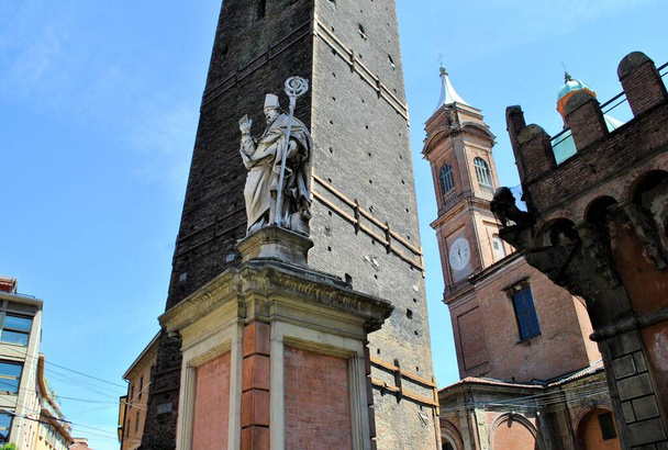 Oude middeleeuwse Italiaanse stad Bologna stadsgebouwen stedelijke exterieur historisch panorama stadsgezicht - Foto, afbeelding