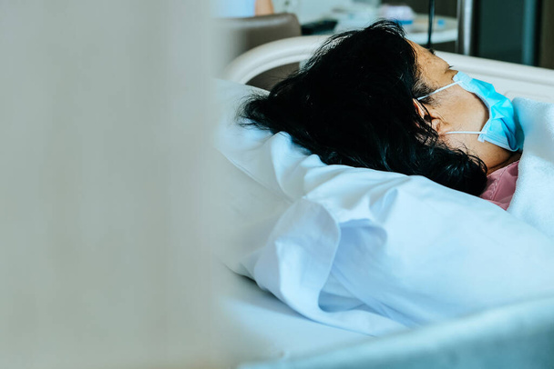 Image de patients âgés dans un lit d'hôpital
 - Photo, image