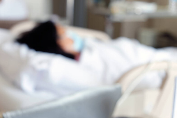 A kórházi ágyban fekvő idős betegek absztrakt elmosódása - Fotó, kép
