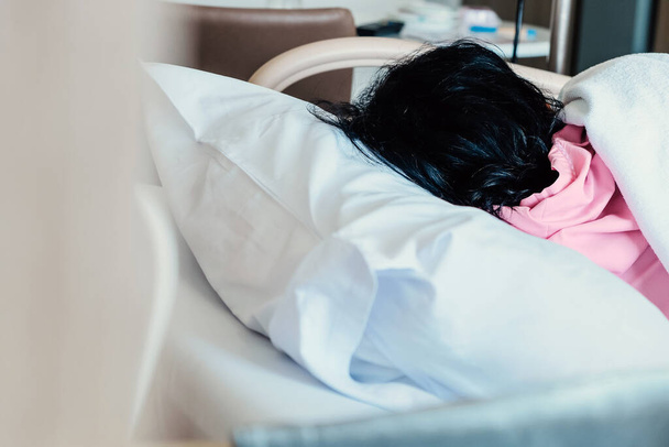 Imagen de Pacientes de edad avanzada en cama de hospital
 - Foto, Imagen