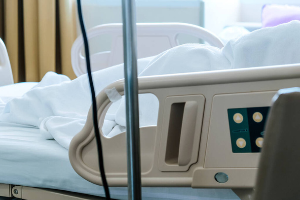 lähikuva potilaan sängystä iäkkäiden potilaiden kanssa sairaalassa
  - Valokuva, kuva