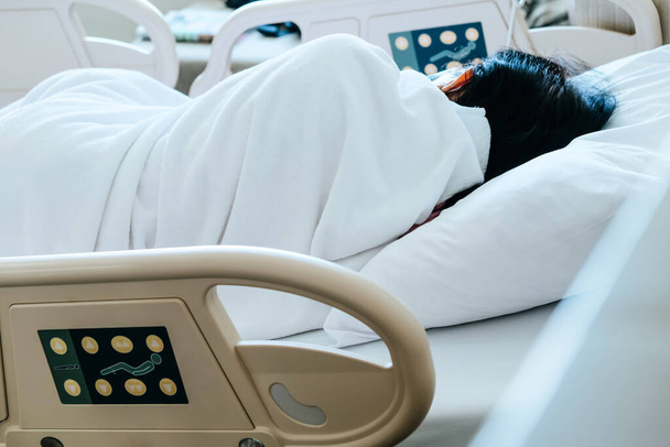 Az idős betegek képe a kórházi ágyban - Fotó, kép