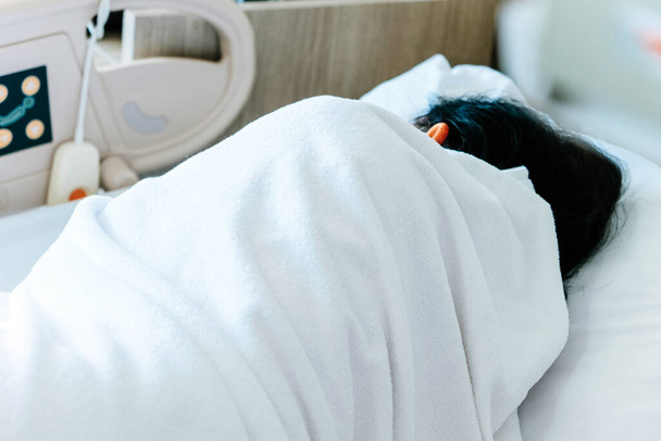 Wizerunek pacjentów w podeszłym wieku w łóżku szpitalnym - Zdjęcie, obraz