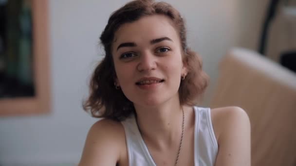 Beautiful woman portrait at home - Záběry, video