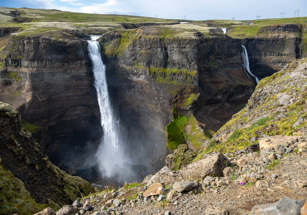 Pohled na krajinu vodopádu Haifoss na Islandu.  - Fotografie, Obrázek
