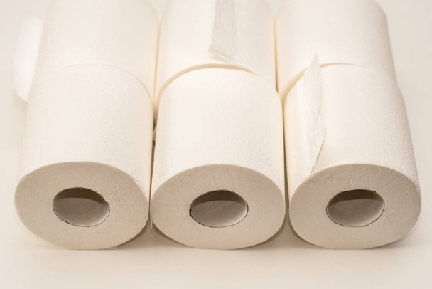 Papel higiénico rollo fondo. Escasez del concepto de papel higiénico
 - Foto, Imagen