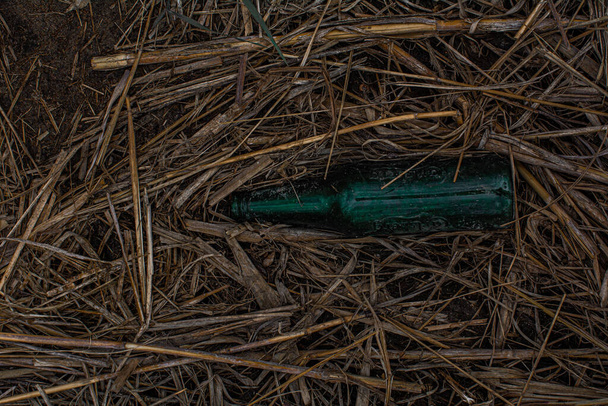 rifiuti di plastica colorata, stoviglie di plastica nell'erba, inquinamento ambientale, ecologia
 - Foto, immagini