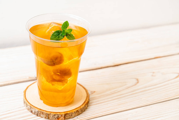 Chinese plum juice with ice and mint - Foto, Bild