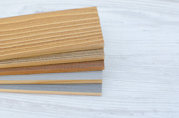 Kolor drewna próbki.Katalog materiałów drewnianych do projektowania na jasnym tle. Zbiór płyt powierzchniowych. Drewno kolor i tekstura samples.Close kawałek drewna kolorowy przewodnik dla próbki izolowane na białym tle - Zdjęcie, obraz
