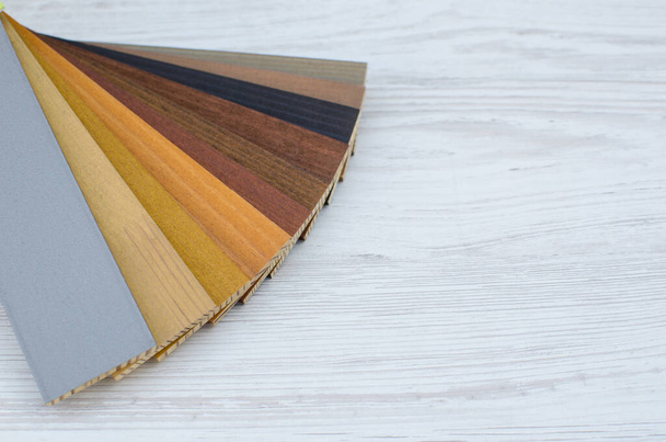木材サンプルの色光を背景にデザインのための木材材料のカタログ。表面板のコレクション。木の色とテクスチャのサンプル。白の背景に隔離されたサンプルのための木の色ガイドの部分を閉じます - 写真・画像