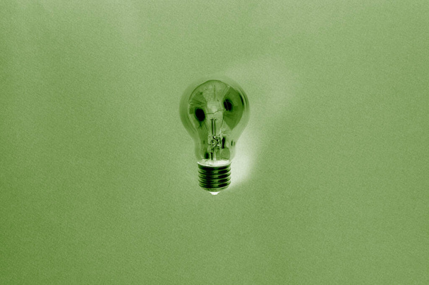 電球、孤立した、現実的な写真の画像。緑黄色のX線反転画像 - 写真・画像