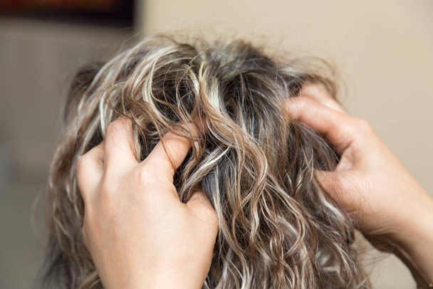 head massage in a beauty salon . Photos in the studio - Photo, image