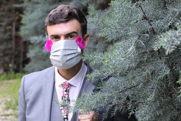 Homme d'affaires à la mode portant un masque respiratoire excentrique
 - Photo, image