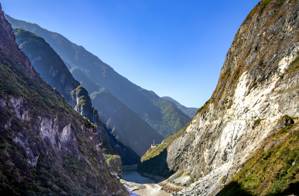 Hu Tiao tai Tiger Leaping Gorgen uskotaan olevan maailman syvin kanjoni. Canyon Jinsha joella, ensisijainen sivujoki Ylä Jangtze joki. Se sijaitsee 60 kilometriä 37 mi Lijiangin kaupungista pohjoiseen, Yunnan
 - Valokuva, kuva