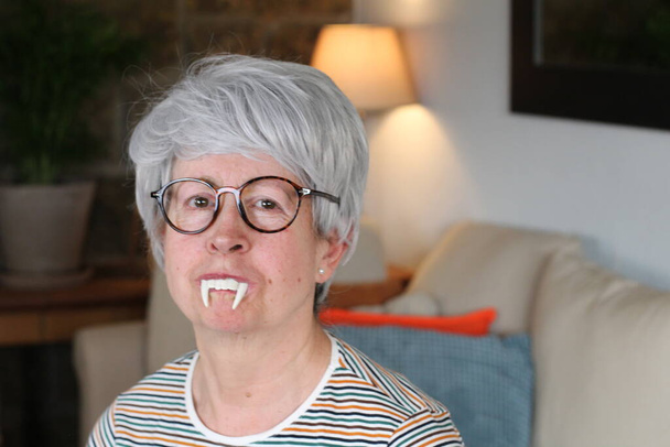 Mujer mayor con colmillos de vampiro
 - Foto, Imagen