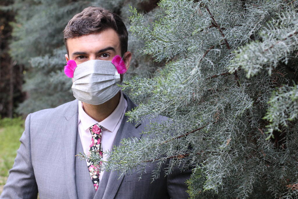Hombre de negocios de moda con máscara de respiración excéntrica
 - Foto, Imagen