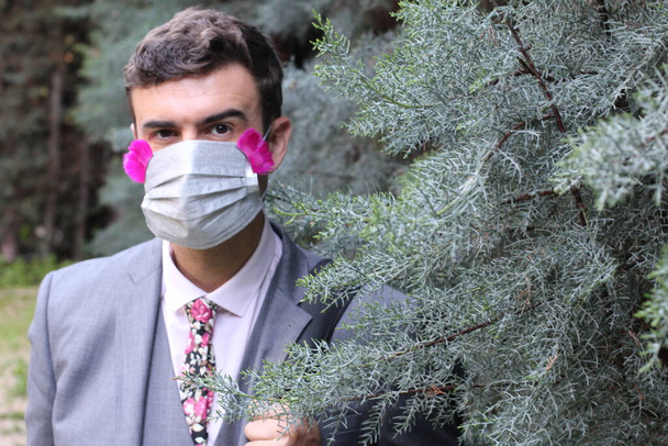 Modieuze zakenman draagt excentriek ademhalingsmasker - Foto, afbeelding