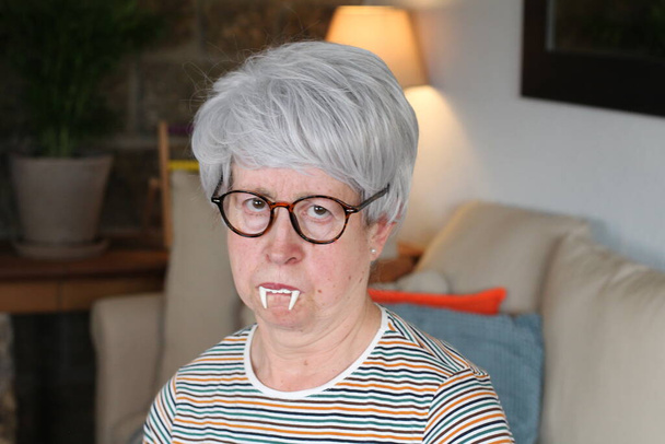 Idősebb nő vámpír agyarakkal - Fotó, kép