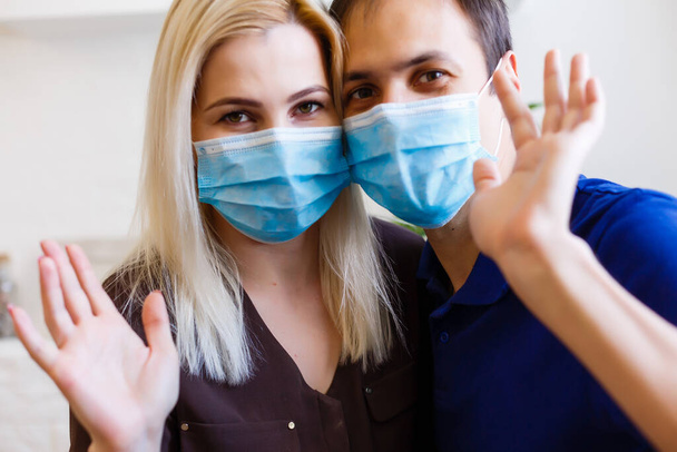 Man en vrouw met een medisch masker. Familieportret tijdens een pandemie. Beschermende medische gezichtsmasker. Covid 19 Bescherming van het pandemische virus. - Foto, afbeelding