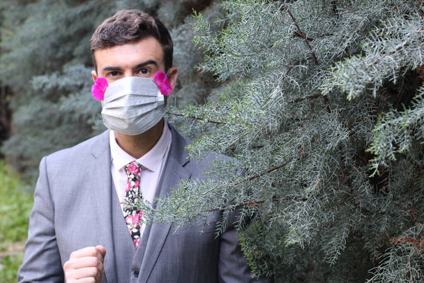 Hombre de negocios de moda con máscara de respiración excéntrica
 - Foto, imagen