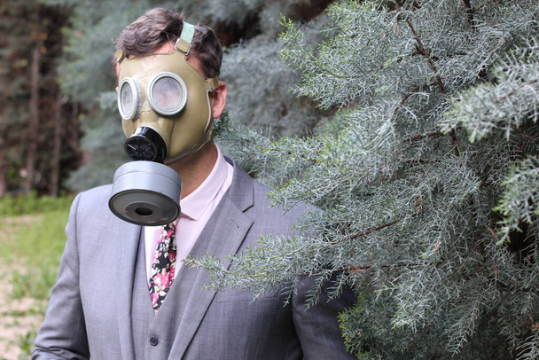 Uomo d'affari alla moda con maschera antigas
 - Foto, immagini