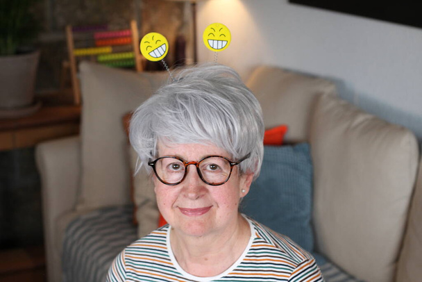 Mujer mayor con caras sonrientes corona
 - Foto, Imagen
