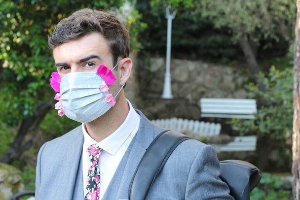 Modieuze zakenman draagt excentriek ademhalingsmasker - Foto, afbeelding