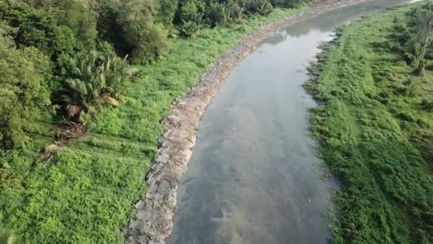 Piszkos iszapáramlás a folyó kiszélesedése után. - Felvétel, videó