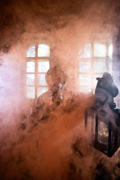 Post apocalyptic survivor in gas mask in the smoke. Environmental disaster, armageddon concept. - Foto, Bild
