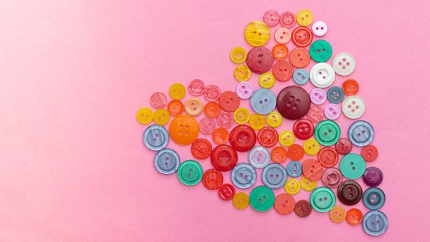 Buttons colored banner. Buttons are laid out in a heart. Heart. Valentine's Day. Hobbies and leisure. Sewing and knitting. - Φωτογραφία, εικόνα