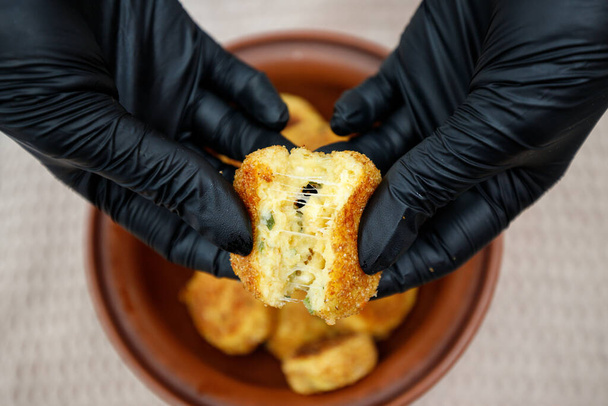 cotolette di patate fritte in una ciotola e nelle mani di una persona
 - Foto, immagini