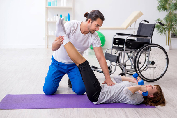 Kobieta na wózku inwalidzkim robi ćwiczenia sportowe z osobistym trenerem - Zdjęcie, obraz