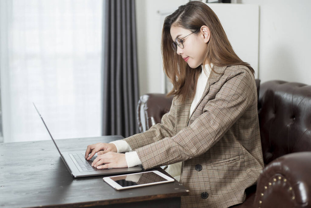 Business woman is working in her office desk  - Foto, afbeelding