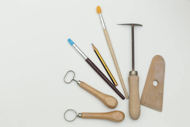 sada keramických pracovních nástrojů, hůlky, řezačky, štětec, tužka a další, na bílém pozadí - Fotografie, Obrázek