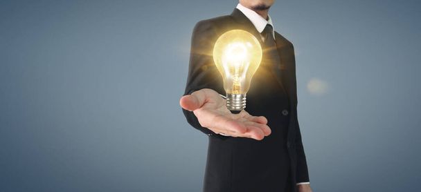 Mão de segurar lâmpada iluminada, ideia, conceito de inspiração de inovação - Foto, Imagem