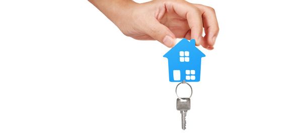 Agente inmobiliario entregando las llaves de una casa en mano - Foto, imagen