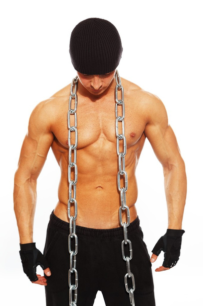 Hombre musculoso guapo en gorro sombrero con cadena
 - Foto, imagen