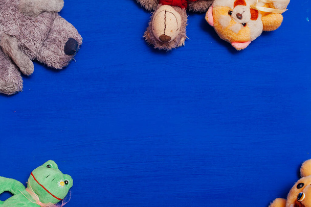 veel baby zacht speelgoed voor het ontwikkelen van jongen games op een blauwe achtergrond - Foto, afbeelding