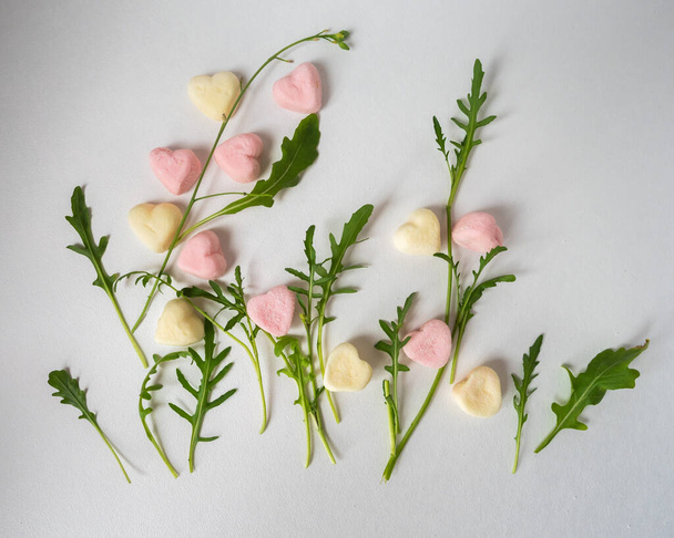 Ευχετήρια κάρτα από μαρμελάδα και ρόκα, floral arrangement, σε λευκό φόντο από πάνω - Φωτογραφία, εικόνα