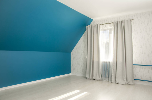 Vacío audaz azul inclinado pared de la habitación de la cama, cortinas grises, cortinas de día de sol blanco, pisos de madera de parquet blanco patrón
. - Foto, Imagen