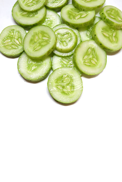 verse komkommerschijfjes geïsoleerd op witte ondergronden - Foto, afbeelding