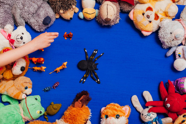 lotes de bebê brinquedos macios para desenvolver jogos de meninos em um fundo azul
 - Foto, Imagem