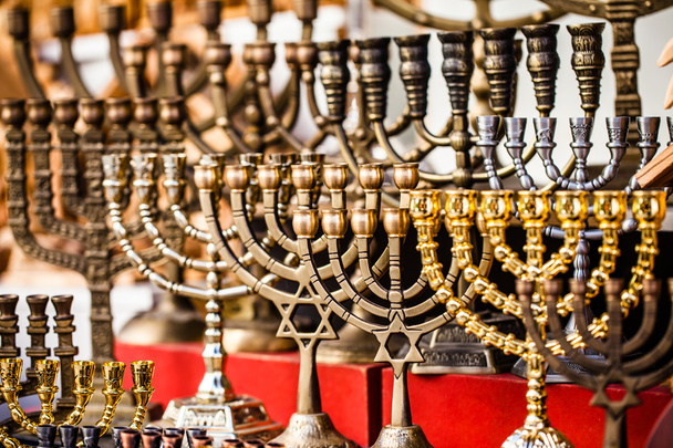 menora te koop in de winkel in de oude stad markt van Jeruzalem. - Foto, afbeelding