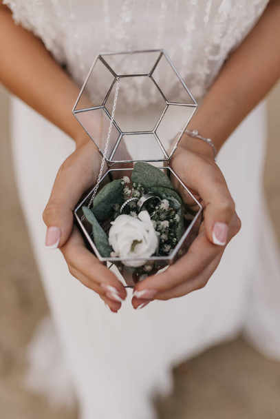 skleněná krabice s prsteny v rukách nevěsty - Fotografie, Obrázek