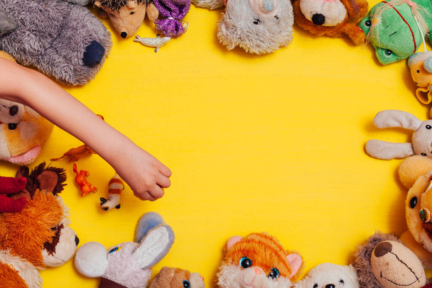 veel baby zacht speelgoed voor het ontwikkelen van jongen spelletjes - Foto, afbeelding