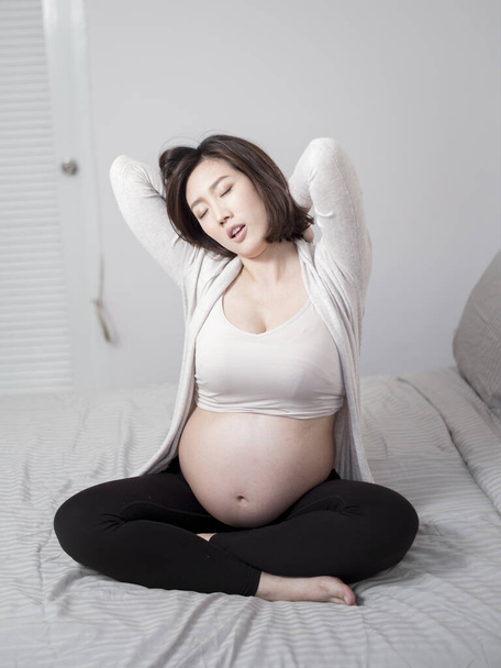  Beautiful asian pregnant woman is wake up  - Foto, immagini
