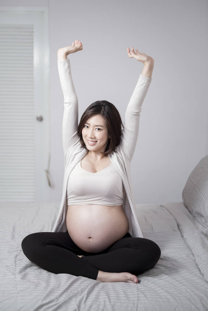  Beautiful asian pregnant woman is wake up  - Foto, imagen