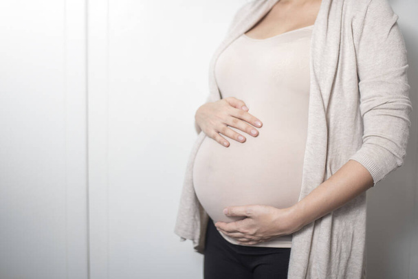 Zblízka těhotná žena očekává dítě - Fotografie, Obrázek